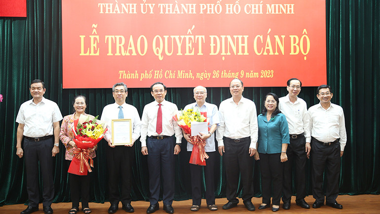 Các đồng chí lãnh đạo Thành ủy Thành phố Hồ Chí Minh chúc mừng đồng chí Nguyễn Phước Lộc. (Ảnh: Long Hồ)