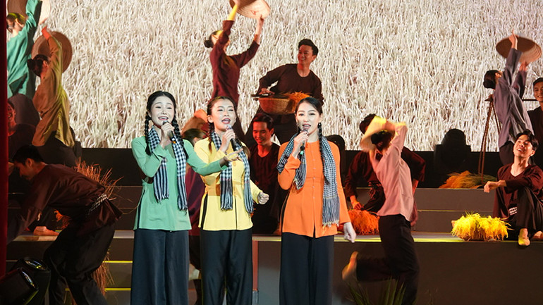 Tam ca nữ trình bày ca khúc Mùa lúa chín.