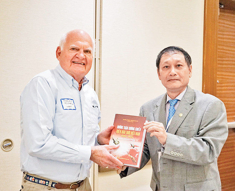 Trung tá Nguyễn Sỹ Hưng, cựu phi công MiG-21 tặng cuốn sách "Những trận không chiến trên bầu trời Việt Nam" cho cựu phi công Mỹ Marshall Michel. Trung tá Nguyễn Sỹ Hưng, cựu phi công MiG-21 tặng cuốn sách "Những trận không chiến trên bầu trời Việt Nam" cho cựu phi công Mỹ Marshall Michel.