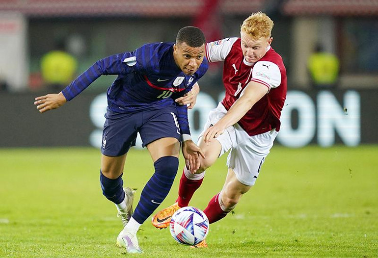 Mbappe (bên trái) của Pháp được kỳ vọng sẽ ghi bàn vào lưới đội tuyển Anh.