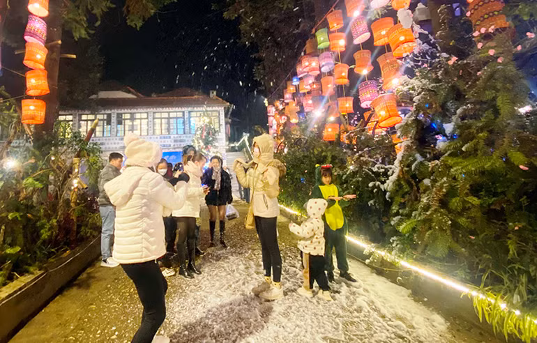 Lễ hội “SaPa - Thiên đường tuyết rơi” thu hút du khách trong dịp nghỉ Tết Dương lịch. (Ảnh QUỐC HỒNG)