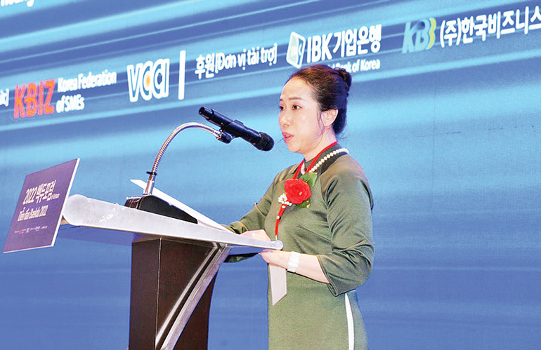 Bà Nguyễn Cẩm Phương, Tổng Giám đốc SAIGONTEL phát biểu tại Diễn đàn Baekdu Forum 2022. Bà Nguyễn Cẩm Phương, Tổng Giám đốc SAIGONTEL phát biểu tại Diễn đàn Baekdu Forum 2022.