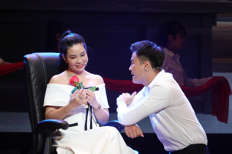 Phượng đã giúp Khang đứng dậy và phát triển sự nghiệp.