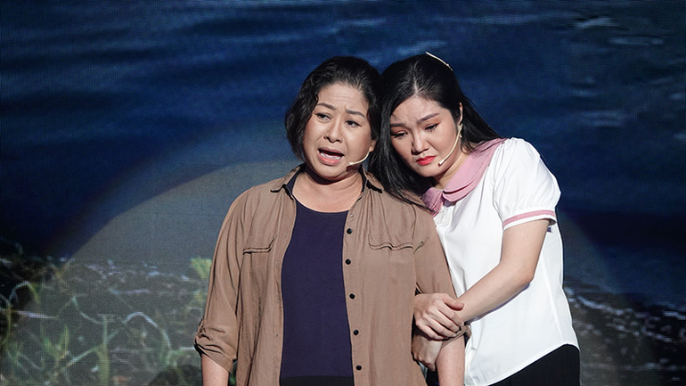 Nghệ sĩ Ưu tú Lam Tuyền (phải) trong vai bà Bảy Thất.