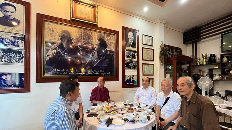 Nhiều đồng chí từ các tỉnh thành phố đã đến tham dự kỷ niệm 35 năm ngày mất của cố Tổng Bí thư Trường Chinh.