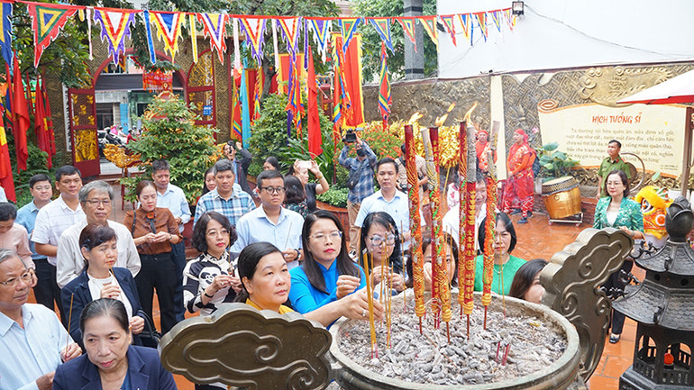 Các đại biểu thắp hương tưởng niệm Đức Thánh Trần tại Lễ giỗ.