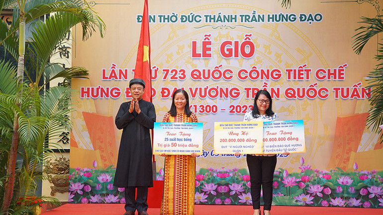 Ban quản lý Đền thờ Đức Thánh Trần Hưng Đạo trao tặng quỹ, học bổng cho các đơn vị.