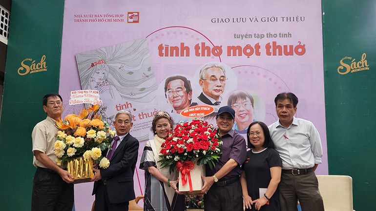 Nhà thơ Lê Thị Kim (thứ 3 từ trái sang) trong buổi ra mắt tập thơ tình in chung "Tình thơ một thuở" vào tháng 8 vừa qua.