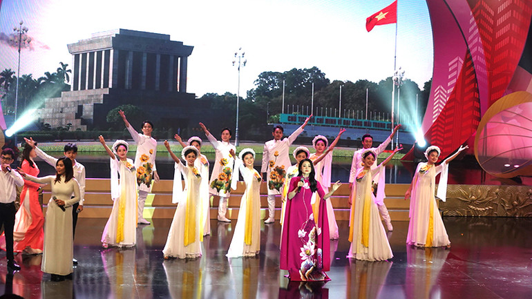 Ca sĩ Thùy Trinh trình bày ca khúc Ba Đình còn vang vọng tiếng Người (sáng tác Võ Thiên Lan, thơ Trần Thế Tuyển).