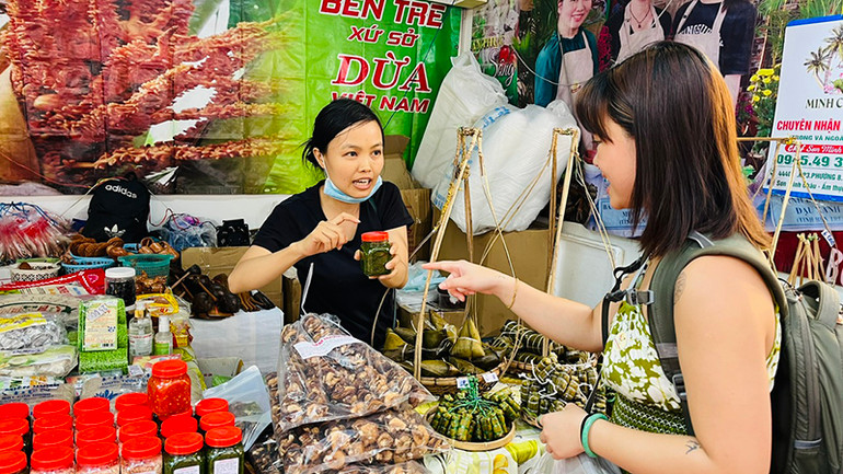 Nhiều đặc sản vùng miền được giới thiệu tại Lễ hội Rạng danh văn hóa ẩm thực Việt.