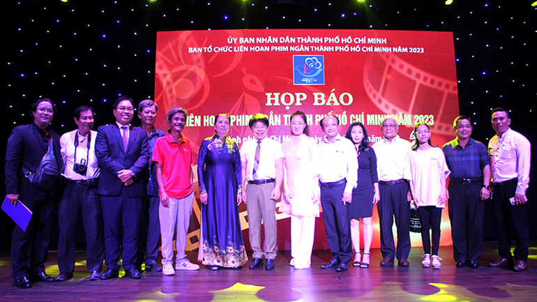 Các đại biểu chụp ảnh lưu niệm tại buổi họp báo. Các đại biểu chụp ảnh lưu niệm tại buổi họp báo.