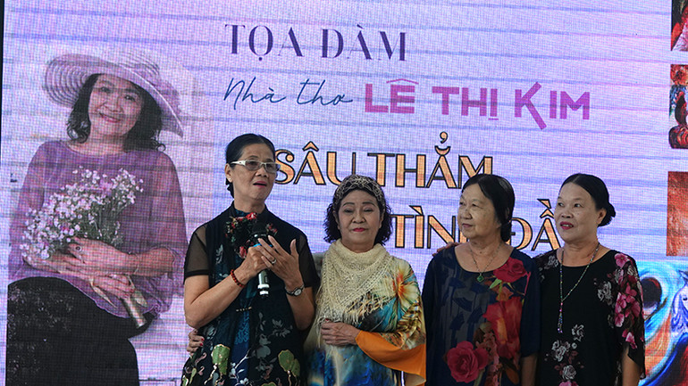 Các nhà thơ, nhà văn đến từ Cần Thơ chúc mừng nhà thơ Lê Thị Kim tại buổi tọa đàm.