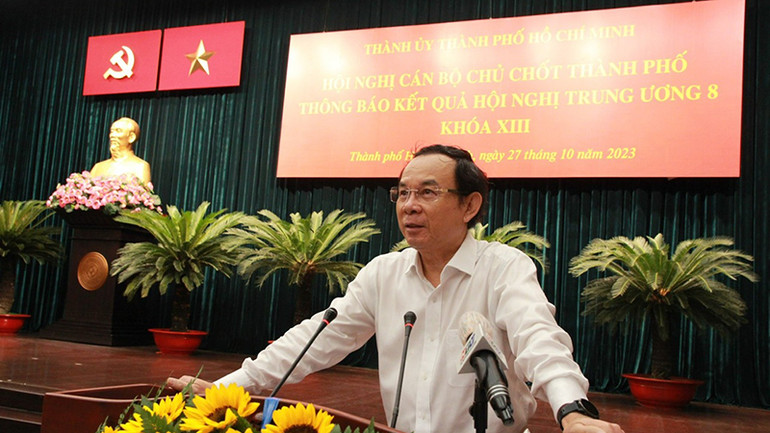 Đồng chí Nguyễn Văn Nên, Ủy viên Bộ Chính trị, Bí thư Thành ủy Thành phố Hồ Chí Minh báo cáo kết quả Hội nghị Trung ương 8 khóa XIII.