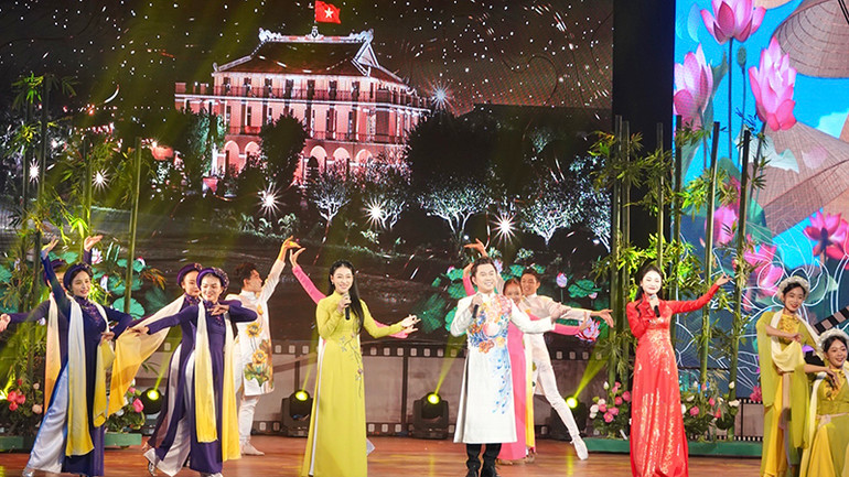 Tiết mục nghệ thuật trong lễ khai mạc Liên hoan phim ngắn Thành phố Hồ Chí Minh năm 2023. Tiết mục nghệ thuật trong lễ khai mạc Liên hoan phim ngắn Thành phố Hồ Chí Minh năm 2023.