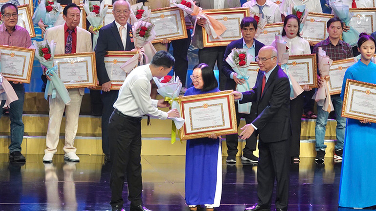 Vinh danh các đơn vị, cá nhân có tác phẩm đoạt giải Trung ương.