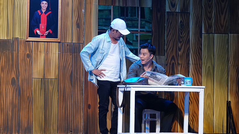 Viễn (trái, Nghệ sĩ Ưu tú Tấn Giao) và Khang (Võ Minh Lâm) có cách sống hoàn toàn khác nhau.