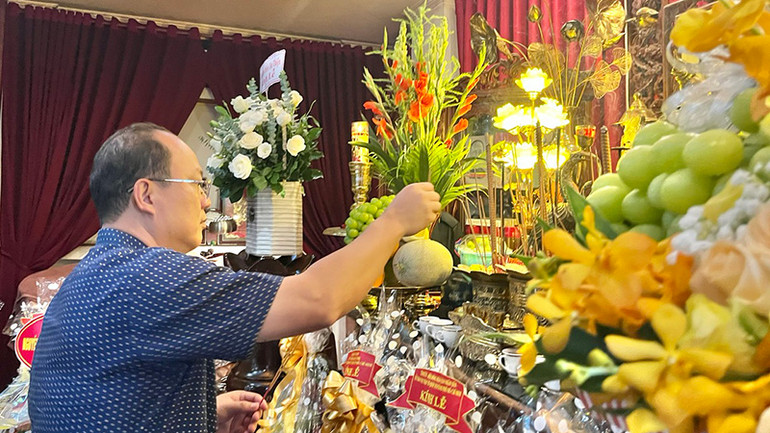 Đồng chí Nguyễn Hồ Hải, Phó Bí thư Thành ủy Thành phố Hồ Chí Minh thắp hương tưởng niệm cố Tổng Bí thư Trường Chinh.