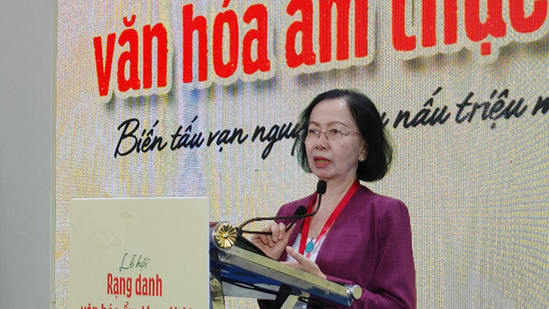 Chủ tịch Hiệp hội Du lịch Thành phố Hồ Chí Minh Nguyễn Thị Khánh phát biểu tại lễ khai mạc.