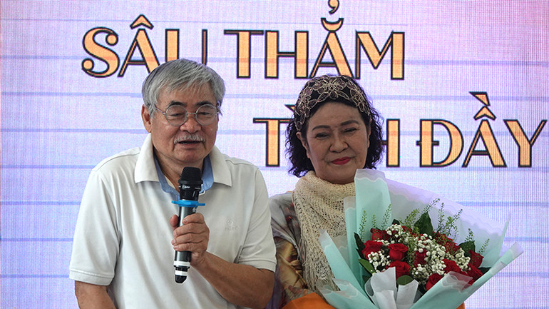 Nhà thơ Nguyễn Duy chia sẻ những kỷ niệm với nhà thơ Lê Thị Kim.