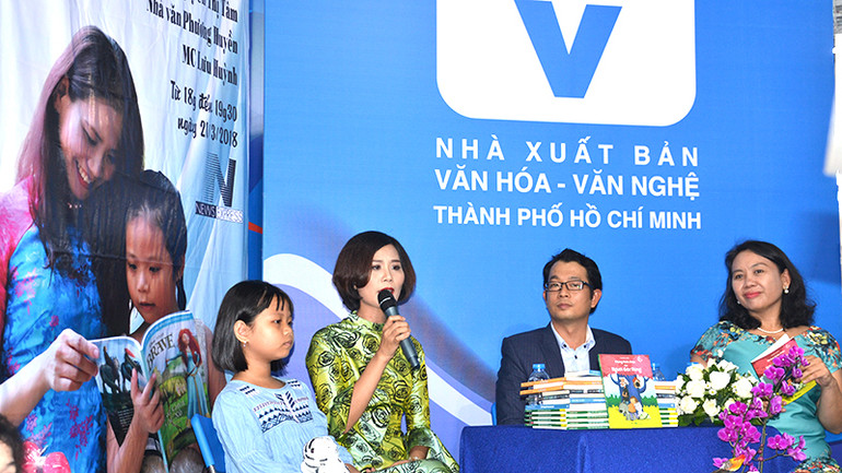 Nhà văn Phương Huyền (thứ 2 từ trái sang) cùng con gái trong buổi ra mắt truyện "Những thiên thần của người gác rừng" tại Hội sách Thành phố Hồ Chí Minh năm 2018.