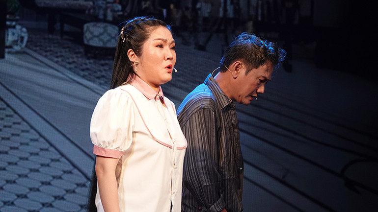 Lành, vợ Viễn (Kim Thùy), đau khổ khi phát hiện ra chồng phản bội mình.