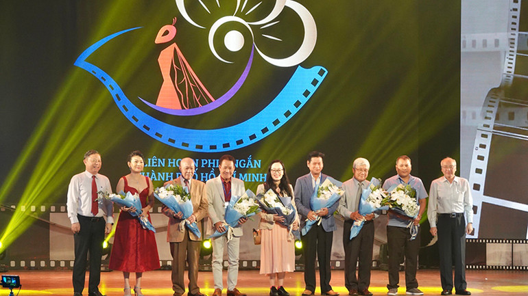 Lãnh đạo Thành phố tặng hoa các thành viên ban giám khảo vòng sơ khảo. Lãnh đạo Thành phố tặng hoa các thành viên ban giám khảo vòng sơ khảo.