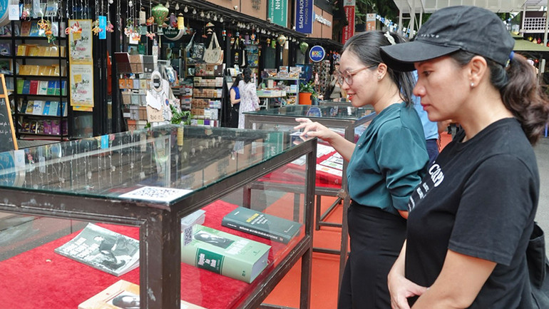 Khách tham quan gian trưng bày sách về nhà yêu nước Nguyễn An Ninh.