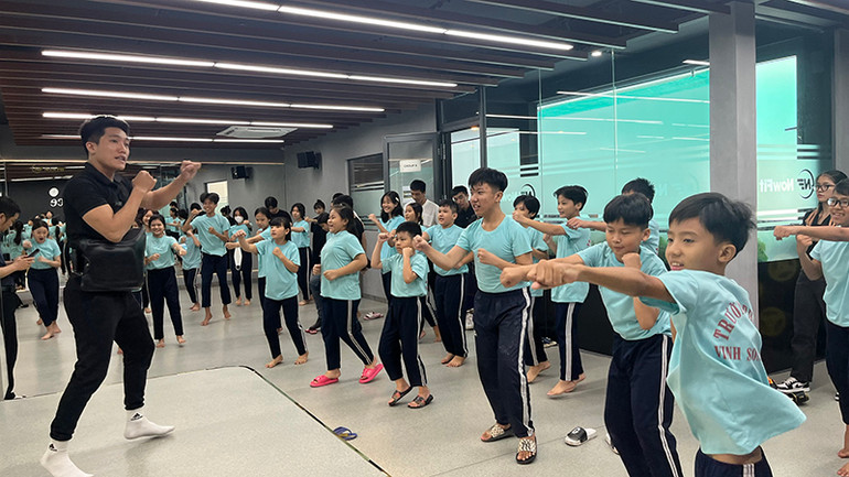 Các em tại trường phổ cập Vinh Sơn-Bình Tân làm quen với môn kickboxing. Các em tại trường phổ cập Vinh Sơn-Bình Tân làm quen với môn kickboxing.