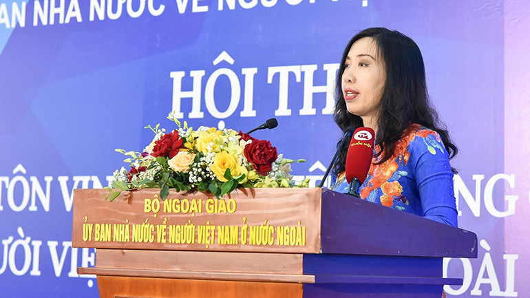 Thứ trưởng Ngoại giao, Chủ nhiệm Ủy ban Nhà nước về người Việt Nam ở nước ngoài Lê Thị Thu Hằng phát biểu ý kiến.