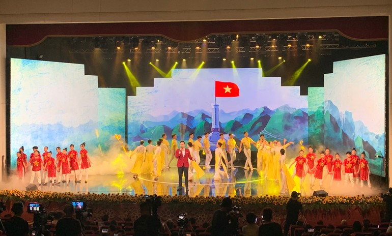 Chương trình gồm nhiều tiết mục văn nghệ đặc sắc.