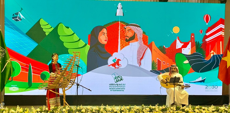 Tiết mục văn nghệ kết hợp giữa nghệ sĩ hai nước.