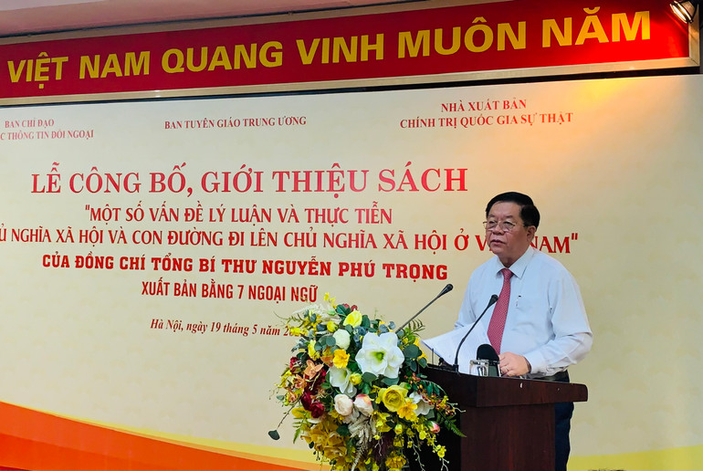 Đồng chí Nguyễn Trọng Nghĩa phát biểu ý kiến tại buổi lễ.