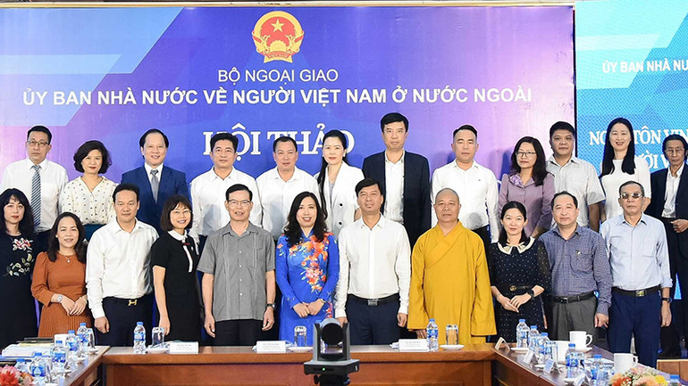 Các đại biểu chụp ảnh lưu niệm.