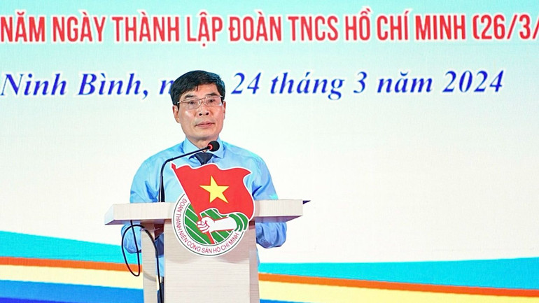 Trưởng Ban Dân vận Tỉnh ủy Ninh Bình Đỗ Việt Anh tin tưởng rằng, bên cạnh 93 đồng chí Bí thư Chi đoàn được tuyên dương, còn có rất nhiều đồng chí Bí thư Chi đoàn khác đang cống hiến sức trẻ, trí tuệ cho cộng đồng, cho xã hội, góp phần dựng xây quê hương, đất nước. (Ảnh: TRƯỜNG GIANG) Trưởng Ban Dân vận Tỉnh ủy Ninh Bình Đỗ Việt Anh tin tưởng rằng, bên cạnh 93 đồng chí Bí thư Chi đoàn được tuyên dương, còn có rất nhiều đồng chí Bí thư Chi đoàn khác đang cống hiến sức trẻ, trí tuệ cho cộng đồng, cho xã hội, góp phần dựng xây quê hương, đất nước. (Ảnh: TRƯỜNG GIANG)