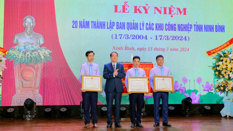 Đồng chí Phó Bí thư Thường trực Tỉnh ủy Ninh Bình Mai Văn Tuất trao Bằng khen của Ủy ban nhân dân tỉnh cho các tập thể có thành tích xuất sắc trong công tác. (Ảnh: ANH TUẤN)