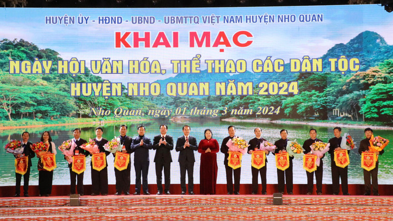 Các đồng chí lãnh đạo Huyện ủy, HĐND, UBND huyện Nho Quan đã tặng hoa, cờ lưu niệm cho 11 đoàn tuyển tham gia Ngày hội Văn hóa, Thể thao các dân tộc huyện Nho Quan.