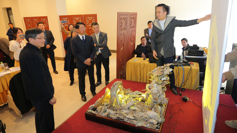 Ông Bùi Văn Tự, Công ty cổ phần Ánh sáng Điêu khắc Đại Việt mang đến tọa đàm một số ý tưởng về không gian trải nghiệm với nghệ thuật điêu khắc ánh sáng có tên gọi "Lịch sử Tràng An-Từ ngọn lửa đầu tiên cho đến những di sản văn hóa và thiên nhiên thế giới". (Ảnh: ANH TUẤN)