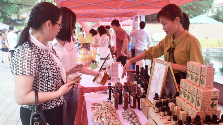 Phiên chợ trưng bày giới thiệu các sản phẩm hợp tác xã. (Ảnh: YẾN TRINH)