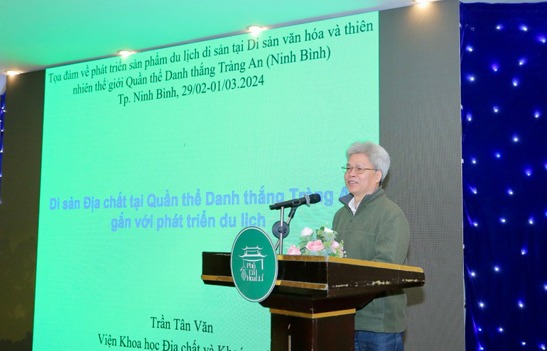 Phó Giáo sư, Tiến sĩ Trần Tân Văn, Viện Khoa học Địa chất và Khoáng sản Việt Nam trình bày nội dung "Di sản địa chất tại Quần thể Danh thắng Tràng An gắn với phát triển du lịch". (Ảnh: ANH TUẤN)