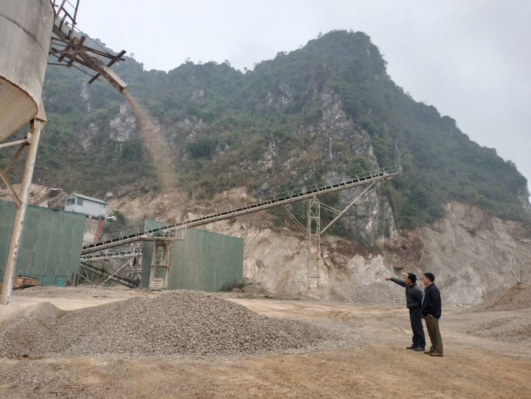 Hệ thống chống ồn và phun nước được lắp đặt tại dây chuyền chế biến đã giảm thiểu tối đa tiếng ồn và khói bụi. (Ảnh: VĂN LÚA)