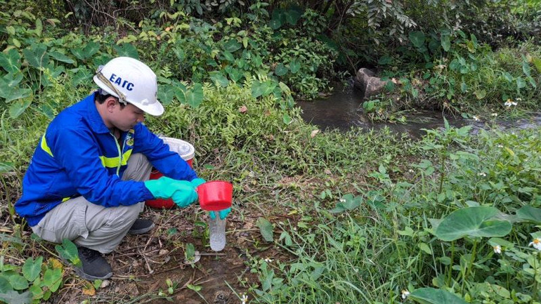 Công tác lấy mẫu nước thải bên ngoài khai trường tại khu vực thôn 7, xã Phú Sơn, huyện Nho Quan.