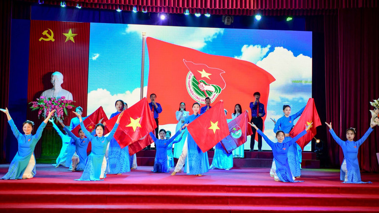 Phong trào thi đua “Tuổi trẻ Ninh Bình học tập và làm theo lời Bác”, trong đó có vai trò tiên phong, gương mẫu, đi đầu trong việc đảm nhận những việc mới, việc khó của đội ngũ cán bộ Đoàn tại cơ sở tiếp tục được phát huy; qua đó, thu hút ngày càng nhiều thêm những người trẻ tham gia học tập, lao động, rèn luyện, phấn đấu cống hiến. (Ảnh: TRƯỜNG GIANG) Phong trào thi đua “Tuổi trẻ Ninh Bình học tập và làm theo lời Bác”, trong đó có vai trò tiên phong, gương mẫu, đi đầu trong việc đảm nhận những việc mới, việc khó của đội ngũ cán bộ Đoàn tại cơ sở tiếp tục được phát huy; qua đó, thu hút ngày càng nhiều thêm những người trẻ tham gia học tập, lao động, rèn luyện, phấn đấu cống hiến. (Ảnh: TRƯỜNG GIANG)