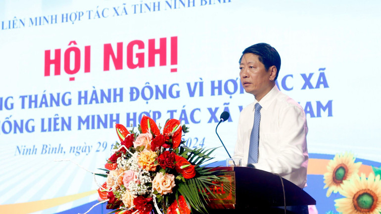 Đồng chí Trần Song Tùng, Trưởng Ban Chỉ đạo phát triển Kinh tế tập thể tỉnh Ninh Bình cho biết, hiện Ninh Bình có hơn 500 hợp tác xã và 2 Liên hiệp hợp tác xã, thu hút hơn 300 nghìn thành viên tham gia, là lực lượng nòng cốt tham gia tích cực vào phong trào xây dựng nông thôn mới. (Ảnh: MINH ĐƯỜNG)