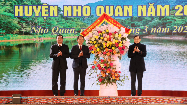 Đồng chí Bí thư Tỉnh ủy Đoàn Minh Huấn tặng hoa chúc mừng Ngày hội Văn hóa, Thể thao các dân tộc huyện Nho Quan.