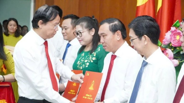 Chủ tịch Ủy ban nhân dân tỉnh Nguyễn Văn Thọ trao quyết định cho cán bộ được điều động, bổ nhiệm.