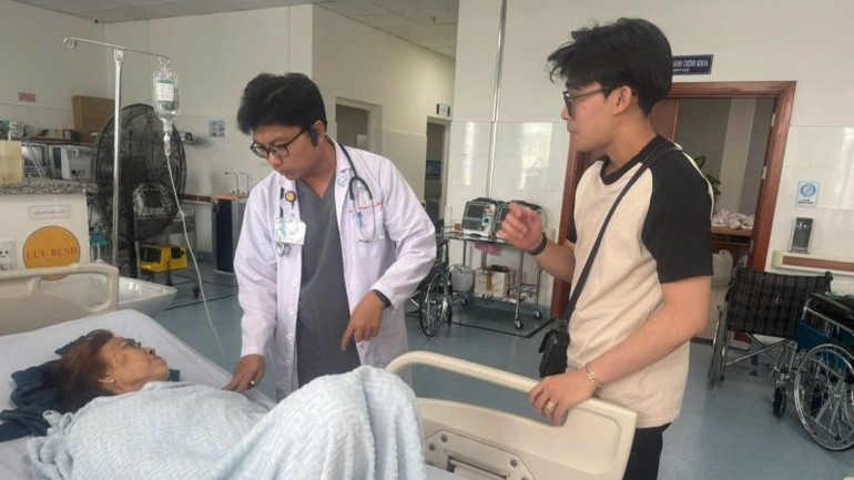 Bệnh nhân có triệu chứng nôn ói, đau bụng nghi do ăn bánh mì.