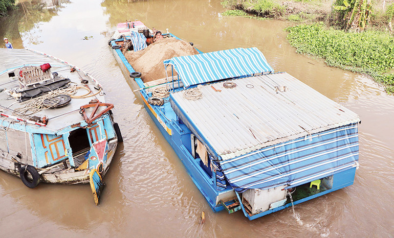 Vận chuyển cát trên kênh rạch tỉnh An Giang để xây dựng các công trình.