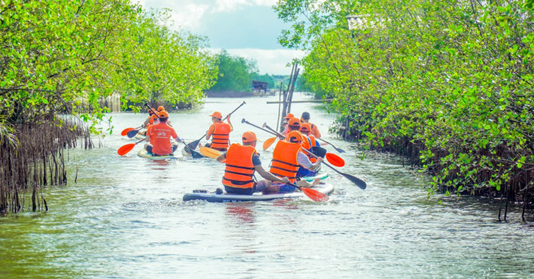 Du khách đi thuyền SUP khám phá đầm phá Tam Giang.