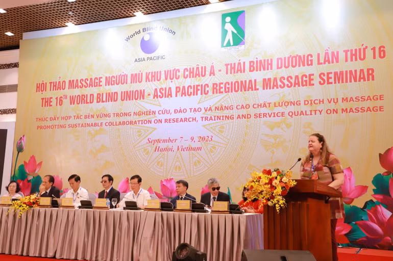 Bà Martine Abel, Chủ tịch Hiệp hội Người mù thế giới phát biểu tại hội thảo. Bà Martine Abel, Chủ tịch Hiệp hội Người mù thế giới phát biểu tại hội thảo.