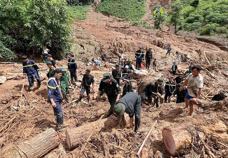 Lực lượng Công an tỉnh Điện Biên thực hiện tìm kiếm, cứu hộ, hỗ trợ người dân khắc phục hậu quả sau trận lũ quét vừa qua.